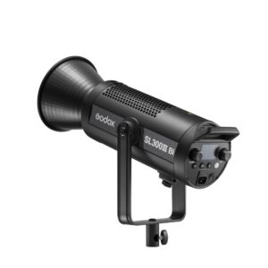 1692103365_447 Godox SL300IIIBi Bi Color LED Light -LED-valo mustana, jossa on lato-ovi, ohjauspaneeli ja kiinnitysteline, näkyy vinossa valkoista taustaa vasten.