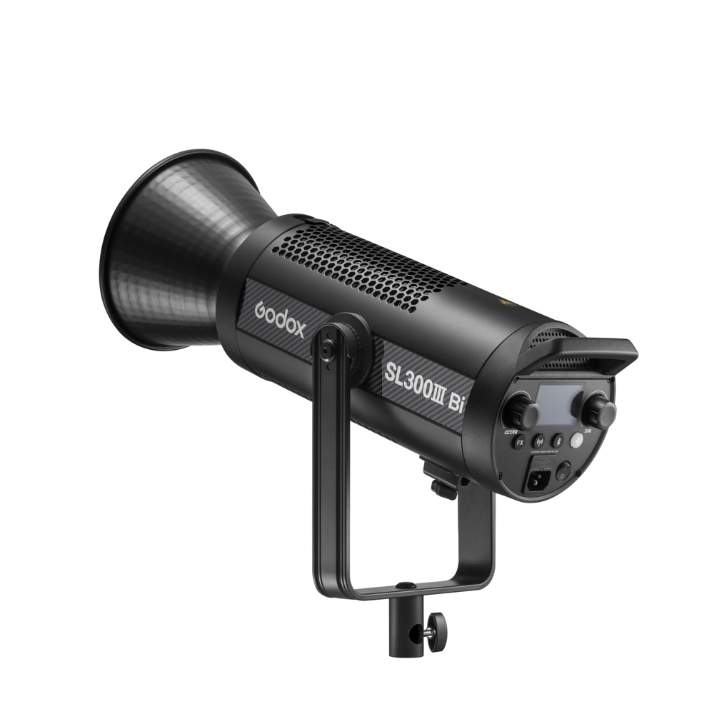 1692103365_447 Godox SL300IIIBi Bi Color LED Light -LED-valo mustana, jossa on lato-ovi, ohjauspaneeli ja kiinnitysteline, näkyy vinossa valkoista taustaa vasten.