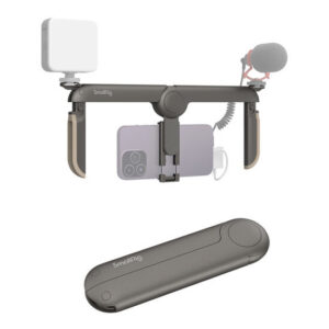 1694587338_204 SmallRig 4047 Fold P20 Mobile Pocket Video Rig sisältää LED-valon ja ulkoisen mikrofonin, jotka on asennettu vaakasuoraan kahvapidikkeeseen, ja se on kuvassa sekä käytössä että taitettuna säilytystä varten.