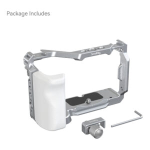 1694593857_238 SmallRig 4320 Cage Kit Sony ZV-E1:lle (rajoitettu erä) sisältää hopeanvärisen kamerahäkin, jossa on valkoinen kahva, kompaktin kiinnitystarvikkeen ja kuusiokoloavaimen, jotka kaikki näkyvät valkoisella pinnalla. "Package Includes" näkyy vasemmassa yläkulmassa.