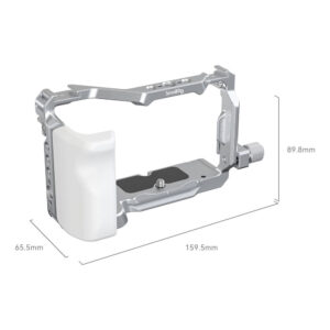 1694593859_528 SmallRig 4320 Cage Kit Sony ZV-E1:lle (rajoitettu erä) on hopeanvärinen ja siinä on valkoinen kuvioitu kahva, ja sen mitat ovat 159,5 mm leveä, 65,5 mm syvä ja 89,8 mm korkea. Tuotemerkin nimi näkyy yläpuolella.
