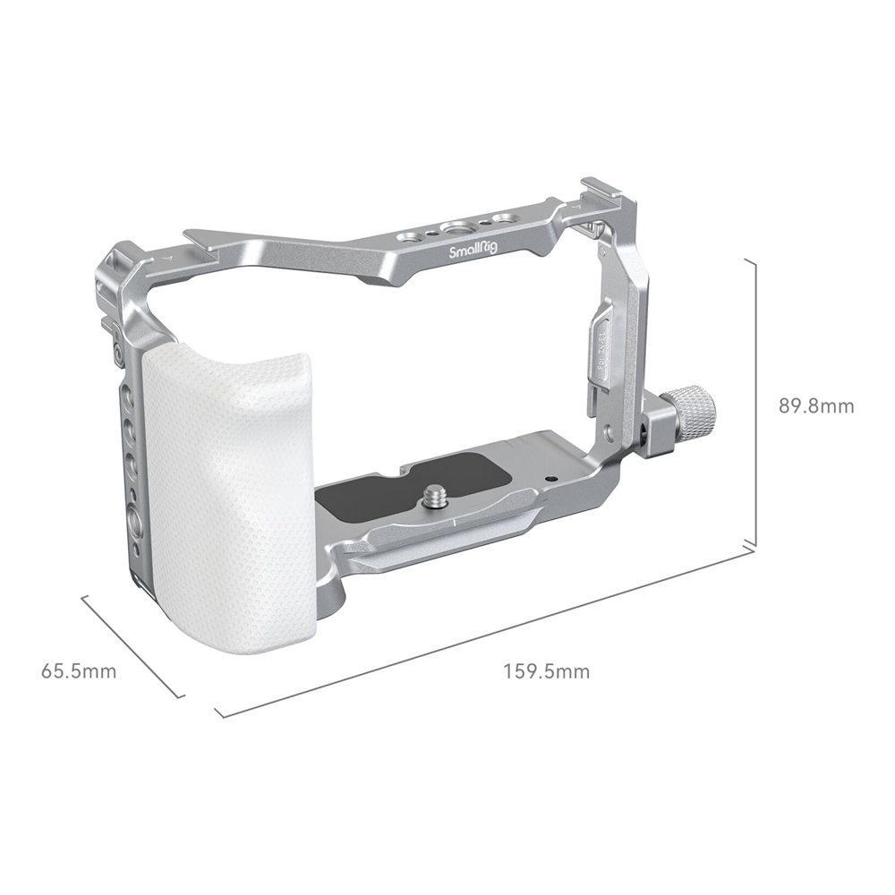 1694593859_528 SmallRig 4320 Cage Kit Sony ZV-E1:lle (rajoitettu erä) on hopeanvärinen ja siinä on valkoinen kuvioitu kahva, ja sen mitat ovat 159,5 mm leveä, 65,5 mm syvä ja 89,8 mm korkea. Tuotemerkin nimi näkyy yläpuolella.