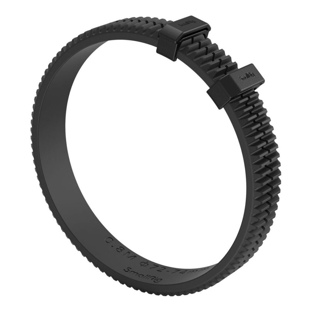 1694608164_503 SmallRig 4187 Seamless Focus Gear Ring Kit (72-74mm / 75-77mm / 78-80mm / 81-83mm) on mustasta muovista valmistettu säädettävä hammasrengas, jossa on lovettu rakenne ja kaksoissalvat turvallista kiinnitystä varten.
