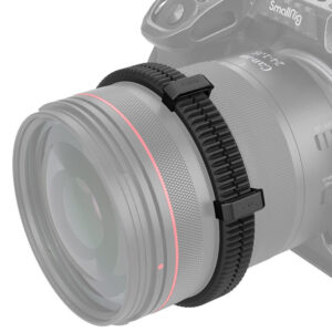 1694608166_654 Lähikuva kameran objektiivista, jossa on hammaspyöräinen tarkennusrengas ja kaksi kiinnitettyä SmallRig 4187 Seamless Focus Gear Rings (72-74mm ja 75-77mm) -rengasta, jotka on kiedottu objektiivin ympärille ja kiinnitetty kameran runkoon.