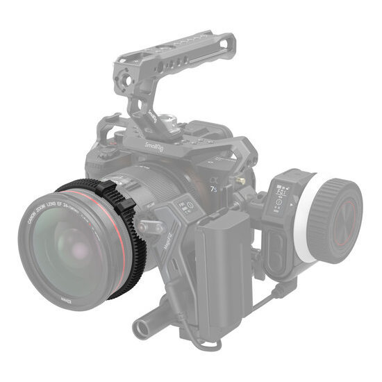 1694608168_633 SmallRig 4187 Seamless Focus Gear Ring Kit (72-74mm / 75-77mm / 78-80mm / 81-83mm) on korostettu videokameralaitteessa, jossa on yläkahva ja lisävarusteita, kun taas muu kokoonpano on häivytetty.