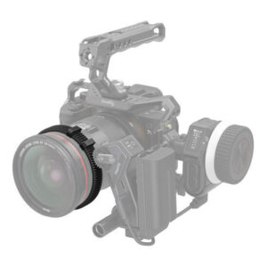 1694608725_352 Lähikuvassa ammattilaiskameralaitteistosta on SmallRig 4186 Focus Gear Ring Seamless Kit (62,5-64,5 / 66-68 / 69-71 / 72-74 mm) värillisenä, kun taas objektiivi, seurantatarkennusjärjestelmä, kahva ja muut osat ovat harmaasävyisiä.