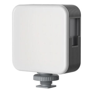 1695039246_389 SmallRig 4276 Full Color Mini LED Video Light Vibe P108 on valkoinen, neliönmuotoinen laite, jossa on pyöristetyt reunat, harmaa harjattu pohja, liitin alareunassa ja tuuletusaukot sivuilla.