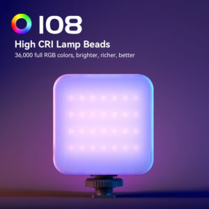 1695039261_744 SmallRig 4276 Full Color Mini LED Video Light Vibe P108 sisältää neliönmuotoisen paneelin, joka hehkuu pehmeässä violetissa ja sinisessä sävyssä kompaktissa jalustassa. Siinä on 108 LED-valoa, joiden CRI-arvo on korkea, ja 36 000 täyttä RGB-väriä kirkkaampaa ja täyteläisempää valaistusta varten.