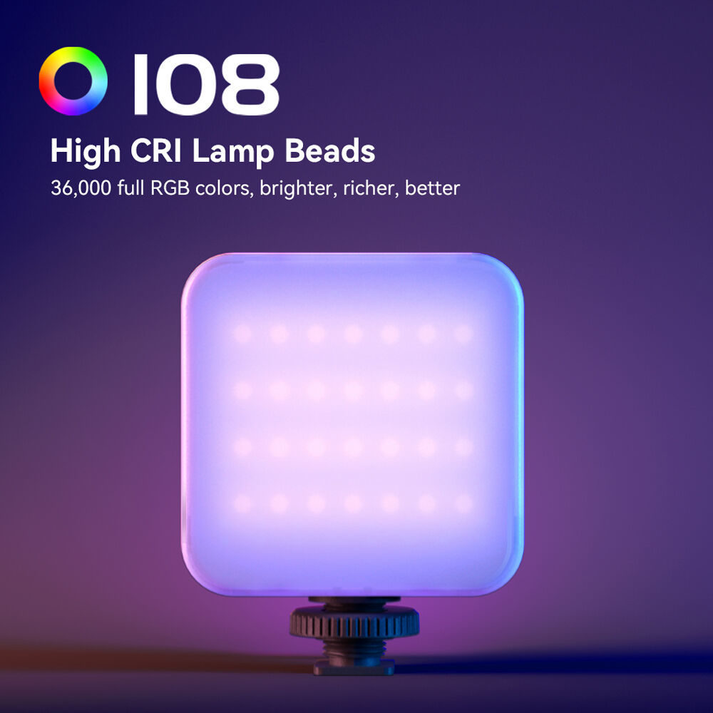 1695039261_744 SmallRig 4276 Full Color Mini LED Video Light Vibe P108 sisältää neliönmuotoisen paneelin, joka hehkuu pehmeässä violetissa ja sinisessä sävyssä kompaktissa jalustassa. Siinä on 108 LED-valoa, joiden CRI-arvo on korkea, ja 36 000 täyttä RGB-väriä kirkkaampaa ja täyteläisempää valaistusta varten.
