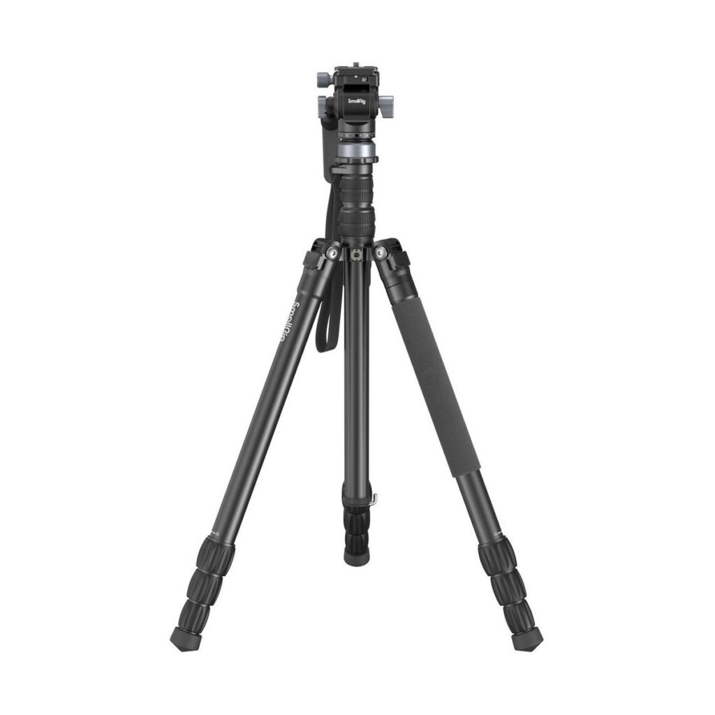 1695713479_131 SmallRig 4319 FreeBlazer Aluminum Alloy Video Tripod CT190 on musta, kolmijalkainen kolmijalkainen jalusta, jossa on säädettävät jalat, vaahtomuovikahva toisessa jalassa ja kameran kiinnitysteline, kuvassa valkoisella pohjalla.