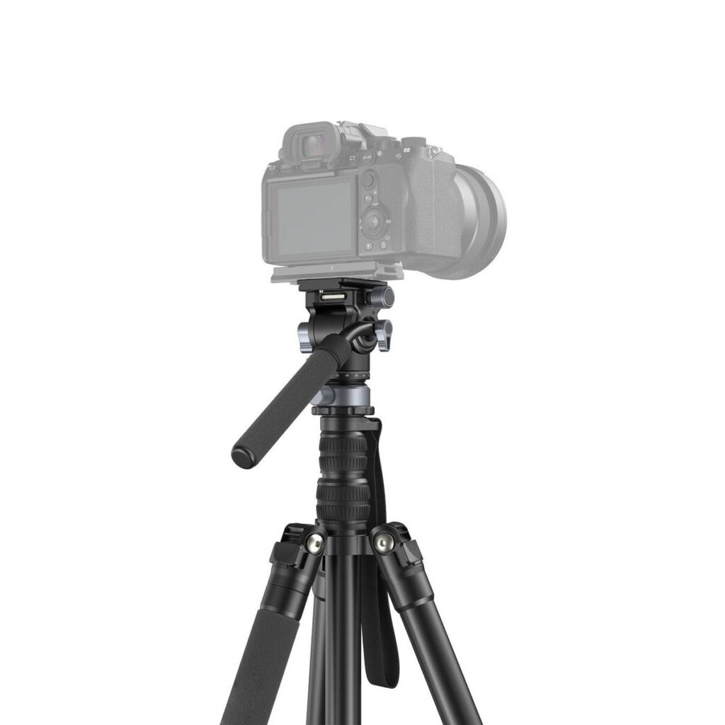 1695713481_615 SmallRig 4319 FreeBlazer Aluminum Alloy Video Tripod CT190, jossa on säädettävät jalat ja kahva, tukee asennettua digitaalikameraa valkoista taustaa vasten.