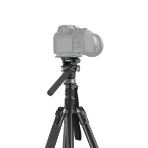 1695713481_615 SmallRig 4319 FreeBlazer Aluminum Alloy Video Tripod CT190, jossa on säädettävät jalat ja kahva, tukee asennettua digitaalikameraa valkoista taustaa vasten.