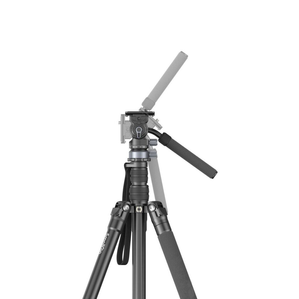1695713483_838 SmallRig 4319 FreeBlazer Alumiiniseosvideostatiivissa CT190, musta, on säädettävät jalat ja kääntyvä panoraamakahva, jotka on esitetty eri kulmissa valkoista taustaa vasten.