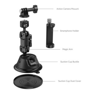 1695731735_080 SmallRig 4275 Portable Suction Cup Mount Support Kit for Action Cameras/Mobile Phones SC-1K:n räjähdysnäkymä, jossa näkyvät merkityt osat: action-kameran kiinnike, älypuhelimen pidike, magic arm, imukuppisolki ja pölysuojus pystysuorassa.