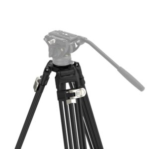 1695734132_340 SmallRig 4164 FreeBlazer Heavy Duty Aluminum Alloy Tripod AD 80:ssä on kolme mustaa jalkaa, kiinnityslevy ja pitkä kahva, joka ulottuu sen säädettävästä päästä. Tausta on pelkkä valkoinen.