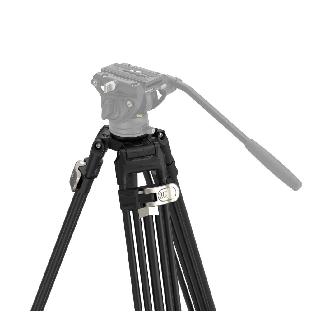1695734132_340 SmallRig 4164 FreeBlazer Heavy Duty Aluminum Alloy Tripod AD 80:ssä on kolme mustaa jalkaa, kiinnityslevy ja pitkä kahva, joka ulottuu sen säädettävästä päästä. Tausta on pelkkä valkoinen.