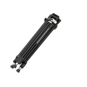 1695734136_233 SmallRig 4164 FreeBlazer Heavy Duty Aluminum Alloy Tripod AD 80, musta väri, on kuvassa taitettuna ja vinossa valkoisella pohjalla siten, että sen kolme jalkaa ja kiinnityslevy ovat näkyvissä.