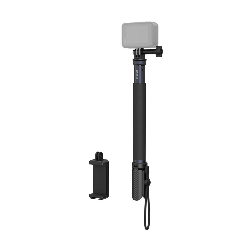 1698152976_042 SmallRig 4192 Selfie Stick for Action Cameras, musta ja pidennettävä, sisältää kiinnityslaitteen vieressä ja pienen kameran, joka on kiinnitetty sen päälle, kaikki eristettynä valkoiselle taustalle.