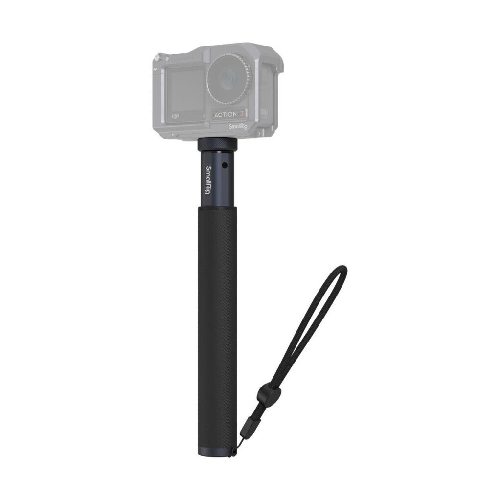 1698152985_051 SmallRig 4192 Selfie Stick for Action Cameras on musta, ja siinä on rannehihna ja kuvioitu kahva helppoa käsittelyä varten, ja sen päällä on puoliksi läpinäkyvä toimintakamera.