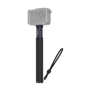 1698152985_051 SmallRig 4192 Selfie Stick for Action Cameras on musta, ja siinä on rannehihna ja kuvioitu kahva helppoa käsittelyä varten, ja sen päällä on puoliksi läpinäkyvä toimintakamera.