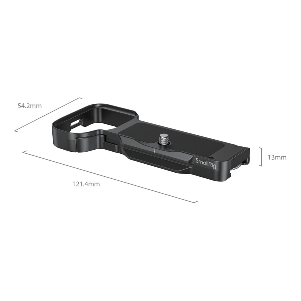 1698220151_559 SmallRig 4314 Baseplate for Sony ZV E1 on musta metallinen lisävarustelevy, jossa on merkityt mitat: 54,2 mm leveä, 121,4 mm pitkä ja 13 mm paksu. Siinä on kiinnitysruuvi ja SmallRig-logo sivulla.