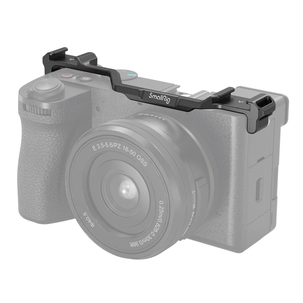 1698224796_571 Musta SmallRig 4339 Dual Cold Shoe Mount Plate for Sony Alpha 6700 on kiinnitetty digitaalikameran yläosaan, jossa objektiivi on harmaana ja puoliksi läpinäkyvä kiinnikkeen korostamiseksi.