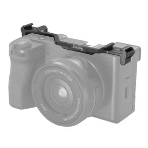 1698224796_571 Musta SmallRig 4339 Dual Cold Shoe Mount Plate for Sony Alpha 6700 on kiinnitetty digitaalikameran yläosaan, jossa objektiivi on harmaana ja puoliksi läpinäkyvä kiinnikkeen korostamiseksi.