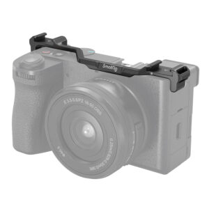 1698224796_571 Musta SmallRig 4339 Dual Cold Shoe Mount Plate for Sony Alpha 6700 on kiinnitetty digitaalikameran yläosaan, jossa objektiivi on harmaana ja puoliksi läpinäkyvä kiinnikkeen korostamiseksi.