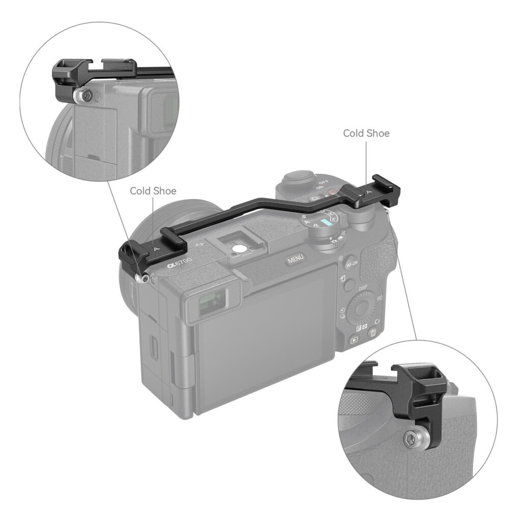 1698224801_509 SmallRig 4339 Dual Cold Shoe Mount Plate Sony Alpha 6700:lle on kiinnitetty kameraan, ja sen kaksi kylmäkenkäkiinnityspistoketta on korostettu yläpuolella.