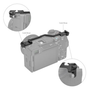 1698224801_509 SmallRig 4339 Dual Cold Shoe Mount Plate Sony Alpha 6700:lle on kiinnitetty kameraan, ja sen kaksi kylmäkenkäkiinnityspistoketta on korostettu yläpuolella.