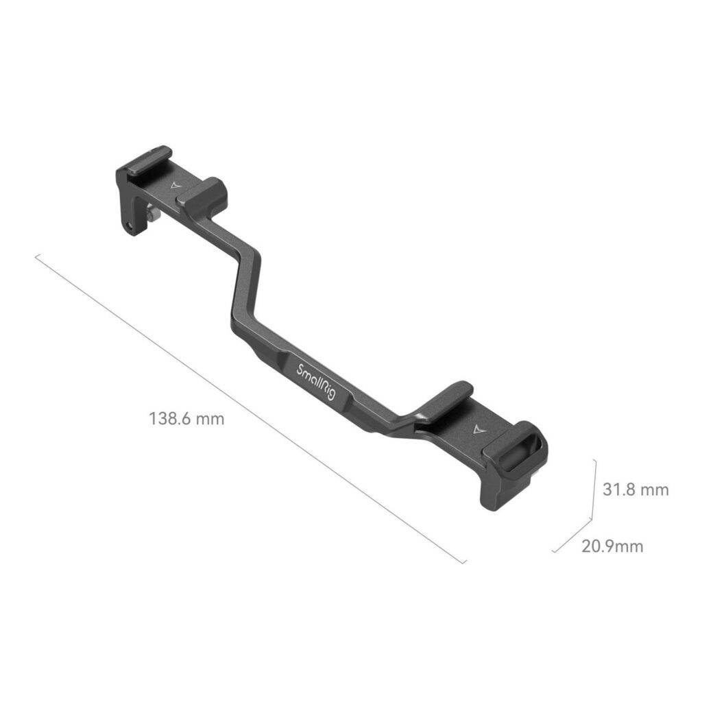 1698224809_365 SmallRig 4339 Dual Cold Shoe Mount Plate for Sony Alpha 6700, musta metallinen kameran lisävarustepalkki (138,6 mm x 31,8 mm x 20,9 mm), näkyy valkoisella pohjalla, jossa on merkittyjä mittalinjoja.