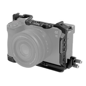 1698240143_928 SmallRig 4422 Cage Kit kiinnitetään Sony Alpha 7C II / Alpha 7CR -kameraan, ja se tarjoaa useita kiinnityspisteitä sekä paremman suojan kameran rungolle ja objektiiville.