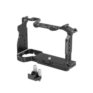 1698240145_273 SmallRig 4422 Cage Kit for Sony Alpha 7C II / Alpha 7CR sisältää mustan metallisen kamerahäkin, jossa on useita kiinnityspisteitä, kiinnitetty pohjalevy ja mukana tulee erillinen pieni metallinen kiinnike, jossa on kaksi sylinterimäistä tankoa.