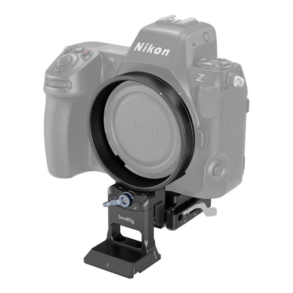 1698310167_554 SmallRig 4306 Rotatable Horizontal to Vertical Mount Plate Kit on kiinnitetty Nikon Z-sarjan kameraan, jossa on objektiivisovitin ja joka on asennettu mustalle jalustalle. Objektiivin suojus on päällä, mikä korostaa kiinnityslevyä ja sovittimen laitteistoa.