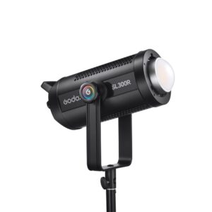 1698323066_068 Mustan värinen Godox SL300R RGB LED Video Light -LED-valo on asennettu jalustalle ja näytetään vinossa valkoista taustaa vasten.