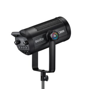 1698323067_029 Musta Godox SL300R RGB LED -videovalaisin on asennettu jalustalle, ja siinä on värikkäällä renkaalla varustettu säätönuppi ja takapaneelin painikkeet säätöjä varten.