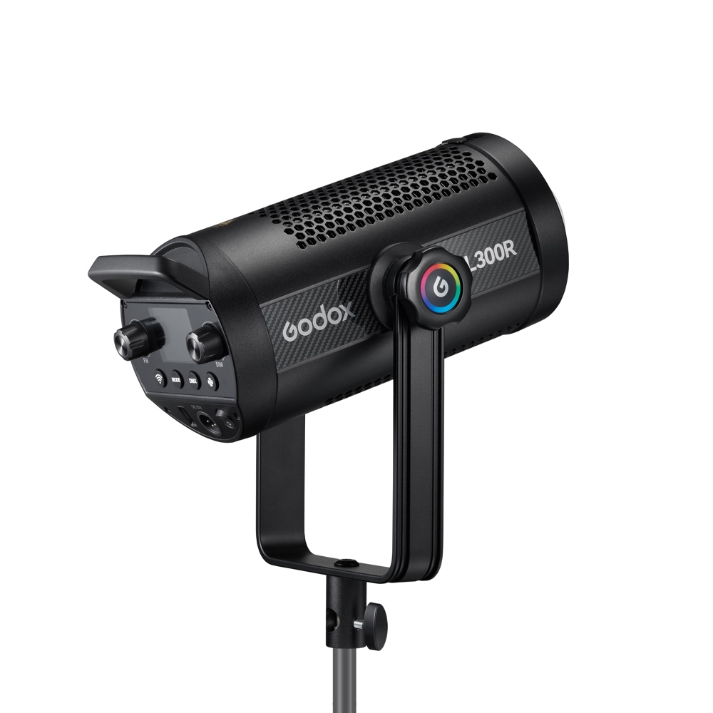 1698323067_029 Musta Godox SL300R RGB LED -videovalaisin on asennettu jalustalle, ja siinä on värikkäällä renkaalla varustettu säätönuppi ja takapaneelin painikkeet säätöjä varten.