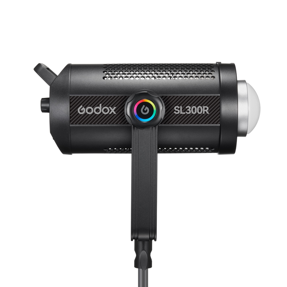 1698323067_169 Godox SL300R RGB LED -videovalaisin -LED-valo näkyy sivulta mustana, ja siinä on värikäs virtapainike, kiinnityskannatin ja hopeanvärinen kupolimuotoinen etukansi.