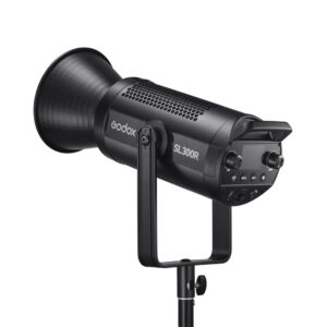 1698323068_876 Mustan värinen Godox SL300R RGB LED Video Light -LED-valo on asennettu jalustalle, ja sen ohjauspaneeli, säätönuppi ja suuri sylinterimäinen heijastin ovat esillä.