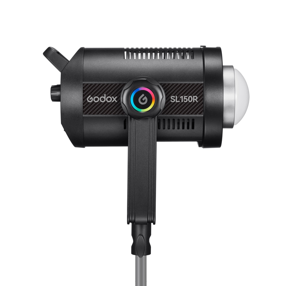 1698323706_117 Godox SL150R RGB LED Video Light -LED-valo näkyy mustana sivukuvassa, ja sen sateenkaarenvärinen virtapainike, tuuletusaukot, kahva ja ohjauspaneeli näkyvät valkoista taustaa vasten.