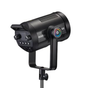 1698323707_082 Mustan värinen Godox SL150R RGB LED -videovalaisin, jossa on säätönupit ja värikäs pyöreä painike, on asennettu jalustalle ja näytetään takaa valkoista taustaa vasten.