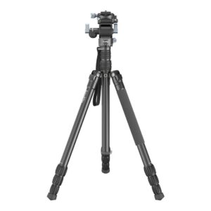 1698328234_956 SmallRig 4307 Video Tripod FreeBlazer CT195 on musta jalusta, jossa on kolme säädettävää jalkaa, kiinnityspää yläosassa ja vaahtomuovinen kahva yhdessä jalassa, kuvassa edestä valkoista taustaa vasten.