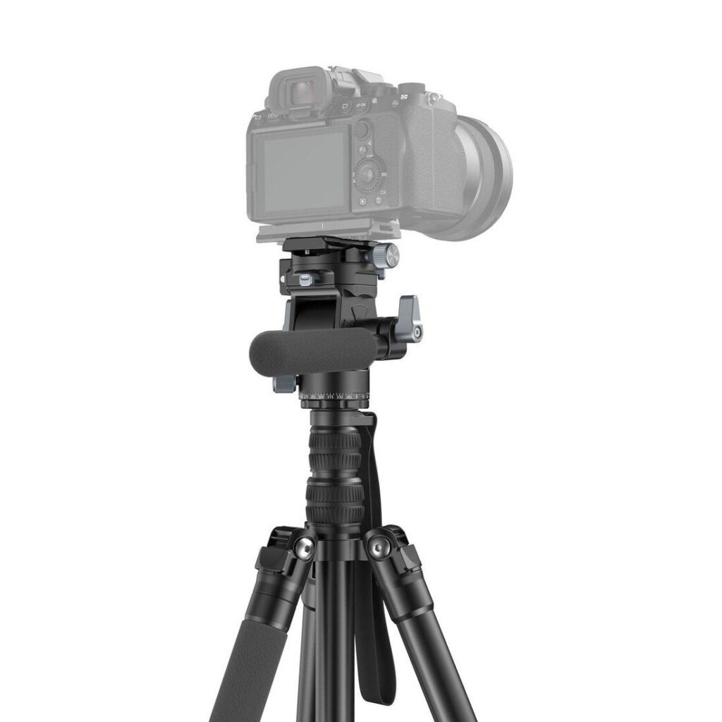 1698328236_335 SmallRig 4307 -videostatiivin FreeBlazer CT195, musta, on kuvattu valkoisella taustalla, ja siihen on asennettu mikrofoni ja puoliksi läpinäkyvä digitaalikamera, joka korostaa jalustaa ja mikrofonia.