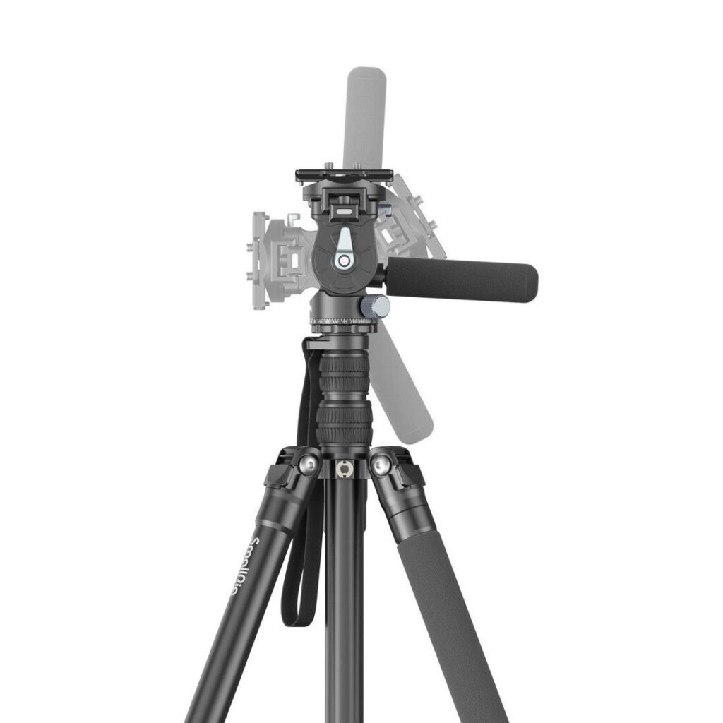 1698328238_824 SmallRig 4307 Video Tripod FreeBlazer CT195, kuvassa mustana, säädettävillä jaloilla ja nestemäisellä panorointipäällä, näkyy valkoisella pohjalla, kun kahvaa käännetään sen liikealueen esittelemiseksi.