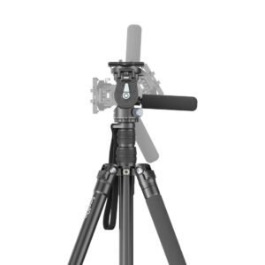 1698328238_824 SmallRig 4307 Video Tripod FreeBlazer CT195, kuvassa mustana, säädettävillä jaloilla ja nestemäisellä panorointipäällä, näkyy valkoisella pohjalla, kun kahvaa käännetään sen liikealueen esittelemiseksi.