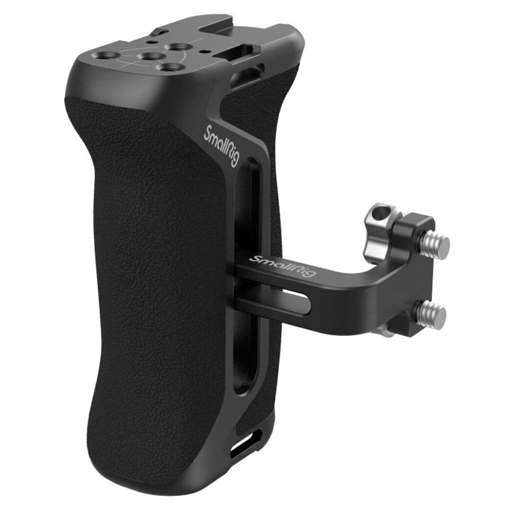 1698918922_542 SmallRig 4015 Sivukahva 1/4"-20 ruuveilla on kompakti, muotoiltu musta ergonominen kamerakahva, jossa on kuvioitu pinta, SmallRig-logo, kiinnityspisteet ja kiinnitetty sivukannatin lisävarusteita varten. Ihanteellinen kädessä pidettävään käyttöön.