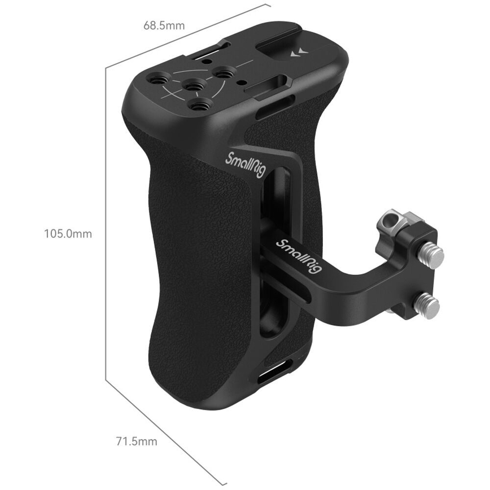 1698918926_407 SmallRig 4015 sivukahva 1/4"-20 ruuveilla, ergonominen musta muotoilu, kuvioitu kahva, kiinnitysreiät ja kiinnitetty kiinnike. Mitat: 105mm (korkeus) x 68,5mm (leveys) x 71,5mm (syvyys). Kuvattu valkoisella pohjalla, jossa on mittaviivat.