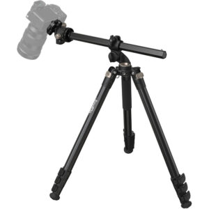 SmallRig 4288 Lateral Center Column Tripod CT200, jossa on kolme ulosvedettävää mustaa jalkaa ja vaakasuora keskipylväs, pitää kameraa kulmassa päädyssä, joka on asetettu tavallista valkoista taustaa vasten.
