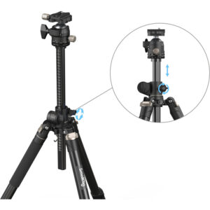 SmallRig 4288 Lateral Center Column Tripod CT200 on musta kolmijalka, jossa on säädettävät jalat ja keskipylväs. Sisäkuva korostaa lukitusmekanismia ja havainnollistaa pylvään pystysuuntaista liikettä sinisillä nuolilla.