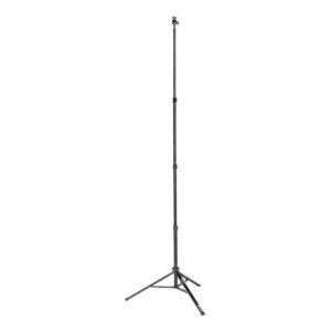 1704374149_928 SmallRig 4379 RA S200 Light Stand on korkea, musta kolmijalkainen kolmijalkainen jalusta, jossa on kolme ulosvedettävää jalkaa ja pystysuora teleskooppipylväs, kuvassa valkoista taustaa vasten.